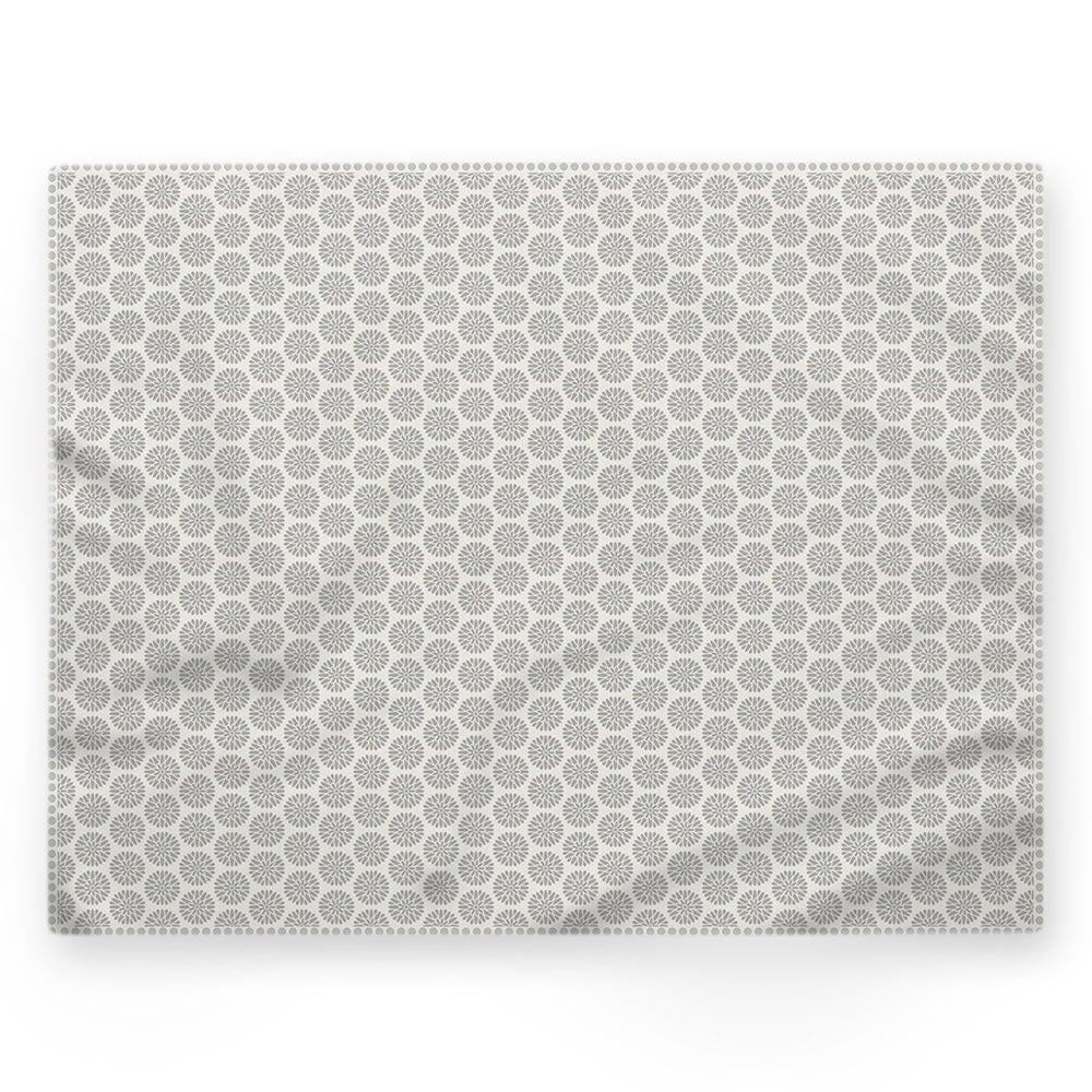 Nappe motifs floraux – Gris / argent – 140×220 cm