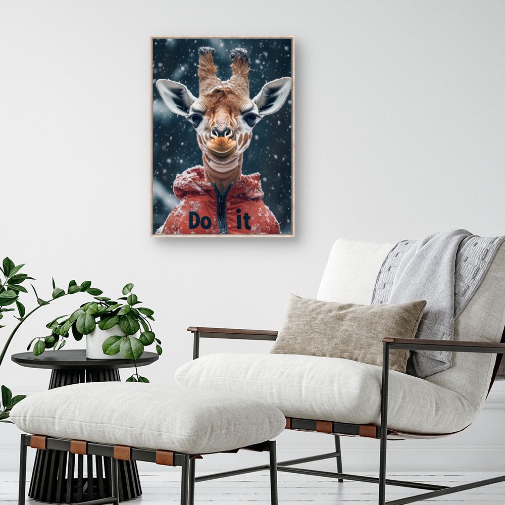 Toile "Girafe enneigée comique"
